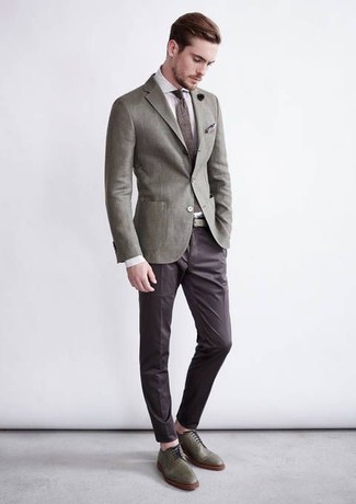 Quale scarpe derby indossare con un blazer grigio per un uomo di 30 anni in modo formale: Indossa un blazer grigio e pantaloni eleganti marrone scuro come un vero gentiluomo. Scarpe derby sono una gradevolissima scelta per completare il look.