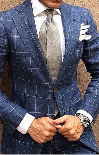 Come indossare e abbinare pantaloni eleganti a quadri in modo formale: Scegli un blazer di lana a quadri blu e pantaloni eleganti a quadri per una silhouette classica e raffinata