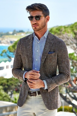 Come indossare e abbinare un blazer marrone con pantaloni eleganti di lino beige: Indossa un blazer marrone e pantaloni eleganti di lino beige per un look elegante e di classe.