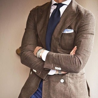 Come indossare e abbinare una cravatta lavorata a maglia per un uomo di 30 anni: Coniuga un blazer marrone con una cravatta lavorata a maglia come un vero gentiluomo.