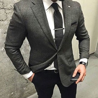 Look alla moda per uomo: Blazer di lana scozzese grigio scuro, Camicia elegante bianca, Pantaloni eleganti neri, Cravatta a pois nera e bianca