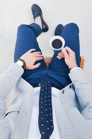 Come indossare e abbinare una cravatta di lana a pois per un uomo di 30 anni: Potresti abbinare un blazer grigio con una cravatta di lana a pois per una silhouette classica e raffinata Mocassini eleganti in pelle blu scuro sono una splendida scelta per completare il look.