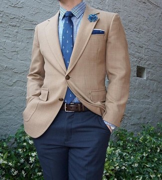 Come indossare e abbinare una cravatta stampata blu scuro e bianca in modo formale: Potresti abbinare un blazer marrone chiaro con una cravatta stampata blu scuro e bianca per essere sofisticato e di classe.