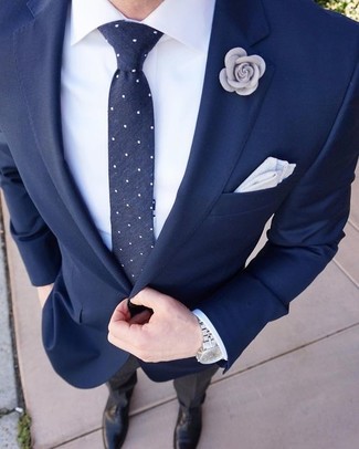Come indossare e abbinare un blazer blu scuro con pantaloni eleganti neri in modo formale: Scegli un blazer blu scuro e pantaloni eleganti neri per un look elegante e alla moda. Scarpe oxford in pelle nere sono una interessante scelta per completare il look.