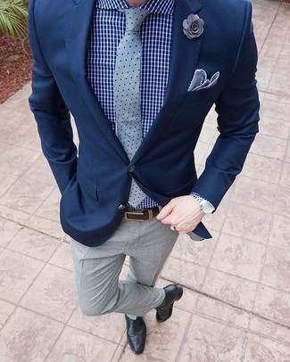 Come indossare e abbinare una cravatta a pois grigio scuro in modo formale: Metti un blazer blu scuro e una cravatta a pois grigio scuro per un look elegante e alla moda. Completa questo look con un paio di scarpe oxford in pelle nere.