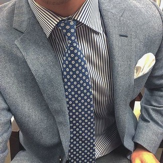 Come indossare e abbinare una cravatta stampata blu scuro e bianca per un uomo di 30 anni in modo formale: Scegli un blazer a spina di pesce grigio e una cravatta stampata blu scuro e bianca per un look elegante e alla moda.