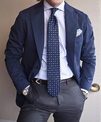 Come indossare e abbinare una cravatta a pois blu scuro e bianca in estate 2024: Potresti indossare un blazer di cotone blu scuro e una cravatta a pois blu scuro e bianca per essere sofisticato e di classe. Una splendida idea per essere molto elegante e trendy anche in questi mesi estivi.