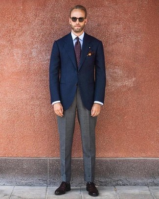 Come indossare e abbinare una cravatta stampata rossa e blu scuro per un uomo di 30 anni: Indossa un blazer blu scuro con una cravatta stampata rossa e blu scuro come un vero gentiluomo. Scarpe oxford in pelle marrone scuro sono una buona scelta per completare il look.