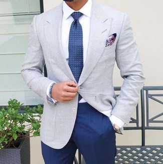 Come indossare e abbinare una cravatta a pois blu: Prova a combinare un blazer grigio con una cravatta a pois blu per essere sofisticato e di classe.