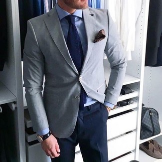 Come indossare e abbinare una cravatta lavorata a maglia blu: Vestiti con un blazer grigio e una cravatta lavorata a maglia blu come un vero gentiluomo.