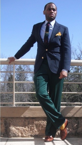 Look alla moda per uomo: Blazer blu scuro, Camicia elegante azzurra, Pantaloni eleganti verde scuro, Mocassini con nappine in pelle marroni