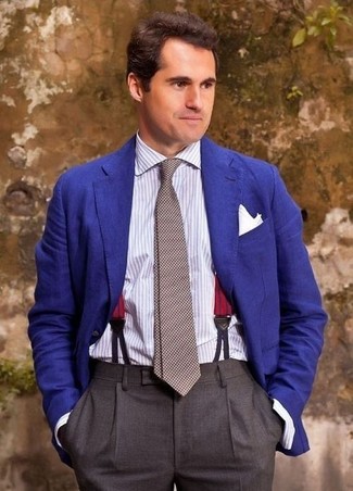 Come indossare e abbinare una cravatta per un uomo di 40 anni in estate 2024: Abbina un blazer blu con una cravatta per un look elegante e di classe. Un outfit stupendo per essere più cool e alla moda anche in questi mesi estivi.