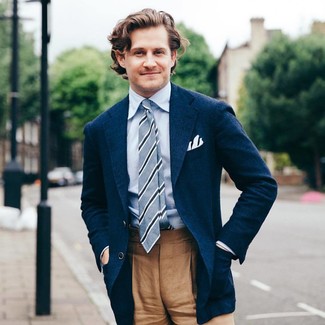 Come indossare e abbinare un blazer blu scuro con pantaloni eleganti beige per un uomo di 20 anni: Prova a combinare un blazer blu scuro con pantaloni eleganti beige per un look elegante e alla moda.