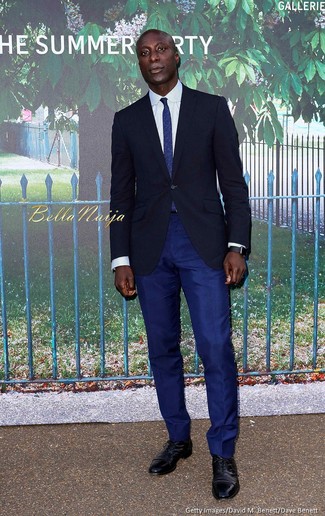 Come indossare e abbinare scarpe oxford nere per un uomo di 40 anni in modo formale: Scegli uno stile classico in un blazer blu scuro e pantaloni eleganti blu scuro. Scarpe oxford nere sono una splendida scelta per completare il look.