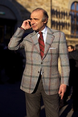 Come indossare e abbinare una cravatta in pelle marrone: Potresti abbinare un blazer scozzese grigio con una cravatta in pelle marrone per essere sofisticato e di classe.