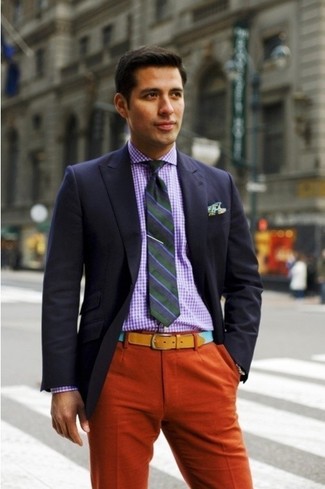 Come indossare e abbinare una cravatta multicolore per un uomo di 30 anni in estate 2024: Potresti abbinare un blazer blu scuro con una cravatta multicolore per un look elegante e di classe. Un outfit magnifico per essere elegante e perfettamente alla moda anche durante la stagione estiva.