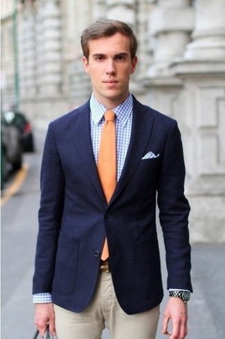 Come indossare e abbinare una cravatta arancione in estate 2024: Punta su un blazer blu scuro e una cravatta arancione per un look elegante e alla moda. Una splendida idea per essere cool e alla moda anche in estate.