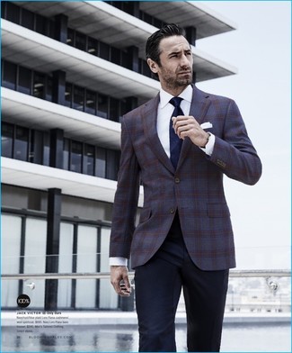 Quale pantaloni eleganti indossare con un blazer viola per un uomo di 30 anni in modo formale: Scegli un blazer viola e pantaloni eleganti come un vero gentiluomo.