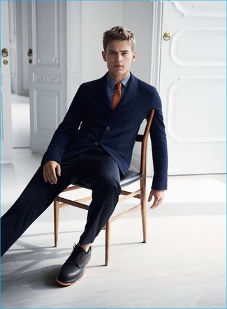 Quale scarpe derby indossare con una camicia elegante blu per un uomo di 20 anni in modo formale: Combina una camicia elegante blu con pantaloni eleganti neri per essere sofisticato e di classe. Se non vuoi essere troppo formale, opta per un paio di scarpe derby.