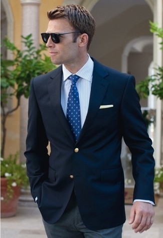 Look alla moda per uomo: Blazer blu scuro, Camicia elegante a righe verticali bianca, Pantaloni eleganti grigi, Cravatta blu