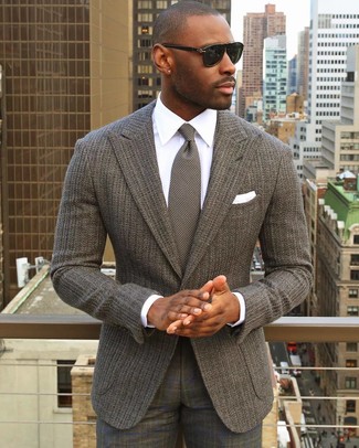 Quale camicia elegante indossare con un blazer grigio in estate 2024: Potresti combinare un blazer grigio con una camicia elegante come un vero gentiluomo. Questo è il look indispensabile per l’estate.