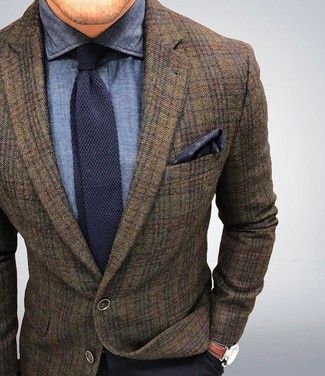 Come indossare e abbinare un blazer scozzese terracotta: Combina un blazer scozzese terracotta con pantaloni eleganti blu scuro per una silhouette classica e raffinata