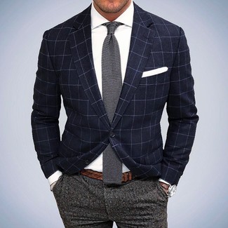 Come indossare e abbinare un blazer blu scuro con pantaloni eleganti grigi per un uomo di 30 anni: Punta su un blazer blu scuro e pantaloni eleganti grigi per essere sofisticato e di classe.