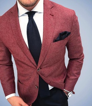 Come indossare e abbinare un fazzoletto da taschino nero e bianco per un uomo di 30 anni quando fa caldo in modo formale: Prova ad abbinare un blazer di lana rosso con un fazzoletto da taschino nero e bianco per un look perfetto per il weekend.