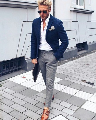 Quale blazer indossare con scarpe double monk terracotta: Potresti combinare un blazer con pantaloni eleganti grigi come un vero gentiluomo. Perfeziona questo look con un paio di scarpe double monk terracotta.