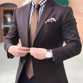 Come indossare e abbinare una cravatta marrone quando fa caldo in modo formale: Abbina un blazer marrone scuro con una cravatta marrone per essere sofisticato e di classe.