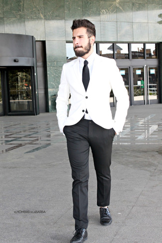 Quale scarpe derby indossare con un blazer bianco in modo formale: Potresti abbinare un blazer bianco con pantaloni eleganti neri per un look elegante e di classe. Scarpe derby sono una valida scelta per completare il look.
