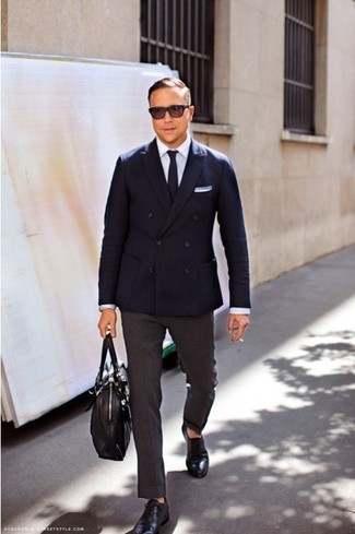 Look alla moda per uomo: Blazer blu scuro, Camicia elegante bianca, Pantaloni eleganti grigio scuro, Scarpe oxford in pelle nere