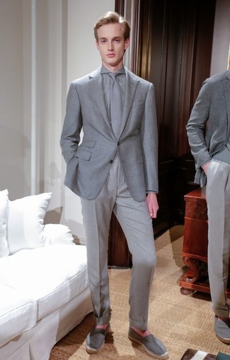 Look alla moda per uomo: Blazer grigio, Camicia elegante grigia, Pantaloni eleganti grigi, Espadrillas di tela grigie