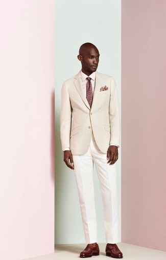 Come indossare e abbinare una cravatta stampata rosa: Combina un blazer beige con una cravatta stampata rosa per un look elegante e di classe. Mocassini eleganti in pelle bordeaux sono una buona scelta per completare il look.