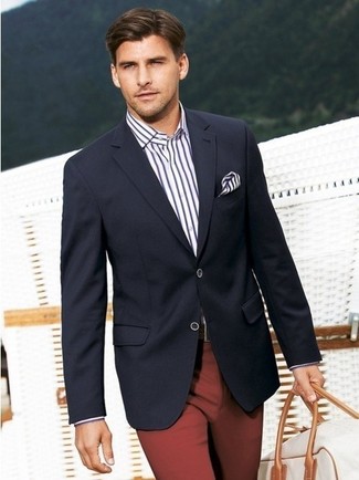 Opta per un blazer blu scuro e pantaloni eleganti bordeaux per essere sofisticato e di classe.
