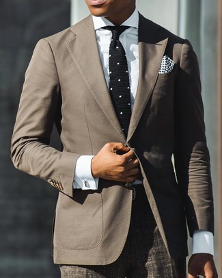 Come indossare e abbinare pantaloni eleganti scozzesi marrone scuro: Opta per un blazer marrone e pantaloni eleganti scozzesi marrone scuro per una silhouette classica e raffinata