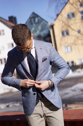 Come indossare e abbinare un blazer scozzese azzurro con una camicia elegante bianca: Potresti combinare un blazer scozzese azzurro con una camicia elegante bianca per un look elegante e di classe.