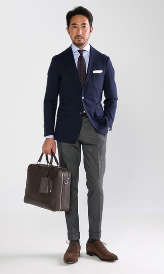 Come indossare e abbinare scarpe oxford marroni per un uomo di 40 anni: Scegli un outfit composto da un blazer blu scuro e pantaloni eleganti grigi come un vero gentiluomo. Scarpe oxford marroni sono una validissima scelta per completare il look.