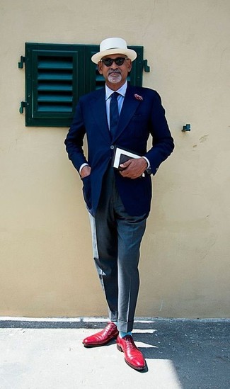 Come indossare e abbinare una cravatta blu per un uomo di 50 anni: Prova a combinare un blazer blu scuro con una cravatta blu per una silhouette classica e raffinata Perfeziona questo look con un paio di scarpe oxford in pelle rosse.