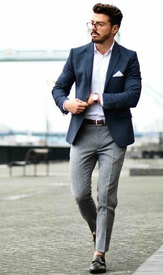 Come indossare e abbinare una camicia elegante bianca con un blazer blu scuro: Mostra il tuo stile in un blazer blu scuro con una camicia elegante bianca come un vero gentiluomo. Scarpe double monk in pelle nere sono una eccellente scelta per completare il look.