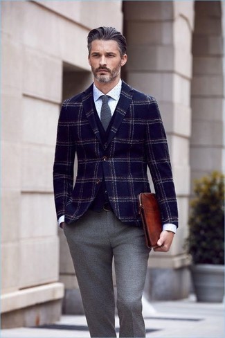 Come indossare e abbinare una giacca di lana blu scuro quando fa caldo in modo formale: Indossa una giacca di lana blu scuro e pantaloni eleganti di lana grigi come un vero gentiluomo.