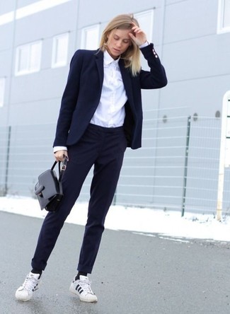 Come indossare e abbinare scarpe bianche e nere: Opta per un blazer blu scuro e pantaloni eleganti blu scuro se preferisci uno stile ordinato e alla moda. Se non vuoi essere troppo formale, indossa un paio di sneakers basse a righe orizzontali bianche e nere.