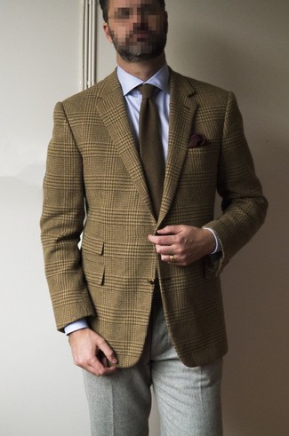 Come indossare e abbinare un fazzoletto da taschino stampato bordeaux in modo formale: Potresti combinare un blazer di lana scozzese marrone con un fazzoletto da taschino stampato bordeaux per un look comfy-casual.