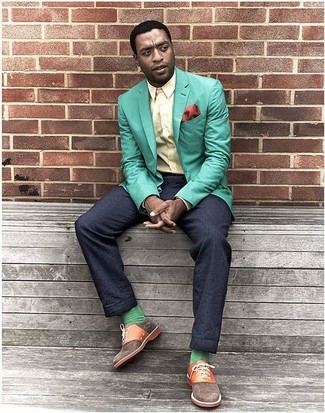 Come indossare e abbinare calzini verde menta in modo formale: Potresti combinare un blazer verde menta con calzini verde menta per un outfit rilassato ma alla moda. Abbellisci questo completo con un paio di scarpe oxford di tela marroni.