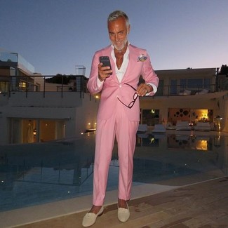 Come indossare e abbinare pantaloni eleganti fucsia per un uomo di 50 anni quando fa caldo: Indossa un blazer rosa con pantaloni eleganti fucsia per un look elegante e alla moda. Perfeziona questo look con un paio di mocassini eleganti in pelle scamosciata beige.