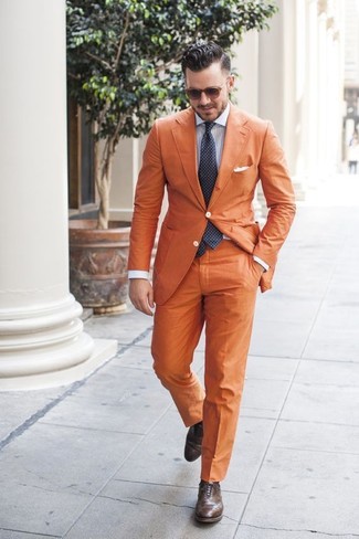 Come indossare e abbinare un blazer dorato: Potresti combinare un blazer dorato con pantaloni eleganti arancioni per un look elegante e di classe. Se non vuoi essere troppo formale, mettiti un paio di scarpe brogue in pelle marrone scuro.