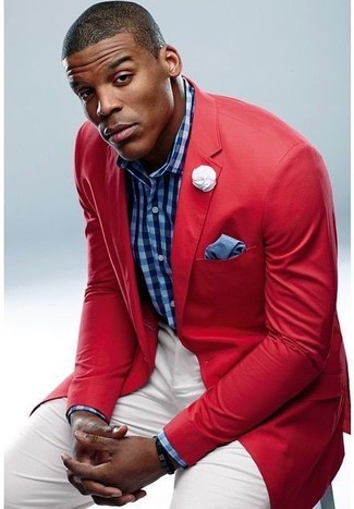 Look alla moda per uomo: Blazer rosso, Camicia elegante a quadretti blu, Pantaloni eleganti bianchi, Fazzoletto da taschino blu