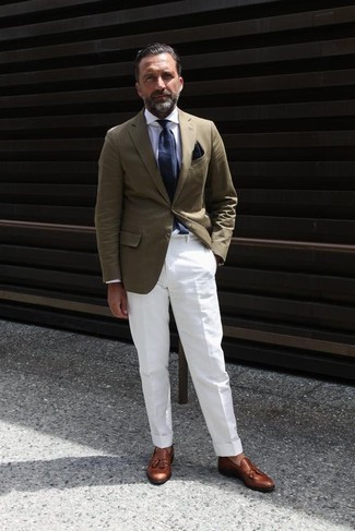 Come indossare e abbinare un blazer con mocassini eleganti per un uomo di 40 anni in modo formale: Vestiti con un blazer e pantaloni eleganti bianchi per essere sofisticato e di classe. Mocassini eleganti sono una valida scelta per completare il look.