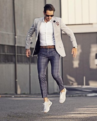 Come indossare e abbinare sneakers basse bianche: Indossa un blazer a quadri grigio con pantaloni eleganti scozzesi blu scuro per un look elegante e di classe. Per un look più rilassato, mettiti un paio di sneakers basse bianche.