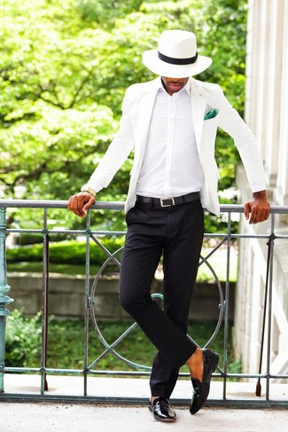 Come indossare e abbinare pantaloni eleganti neri con mocassini eleganti in pelle neri: Opta per un blazer bianco e pantaloni eleganti neri per una silhouette classica e raffinata Mocassini eleganti in pelle neri sono una valida scelta per completare il look.